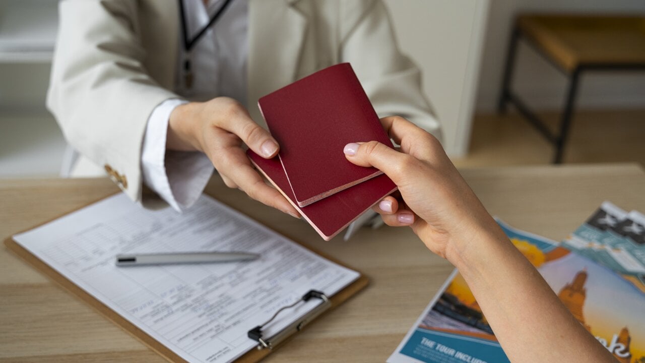 Asiron abre una oficina en el Casco Antiguo para agilizar los papeles de 5.000 migrantes