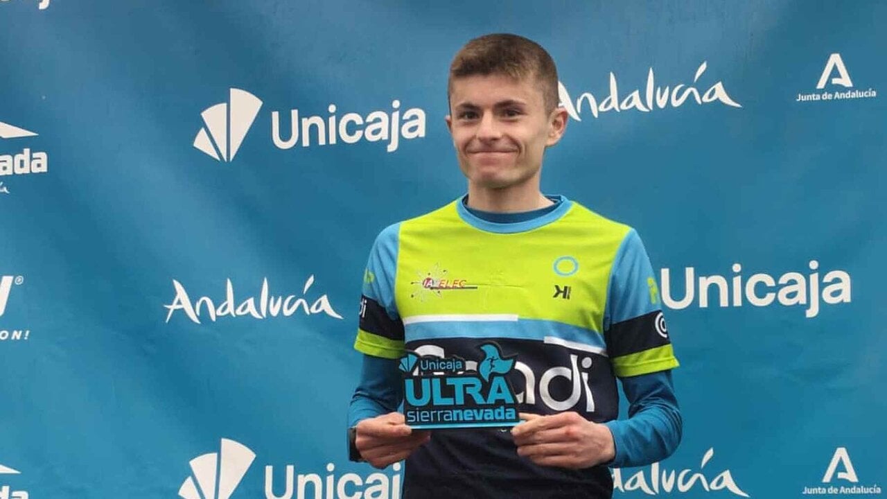 Alejandro Crespo con su trofeo de la Ultra de Sierra Nevada. CEDIDA