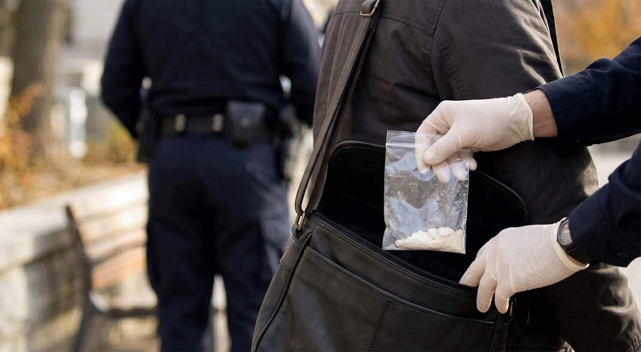 Le pillan con droga en un pueblo de Navarra por tener un comportamiento anormal y poco habitual