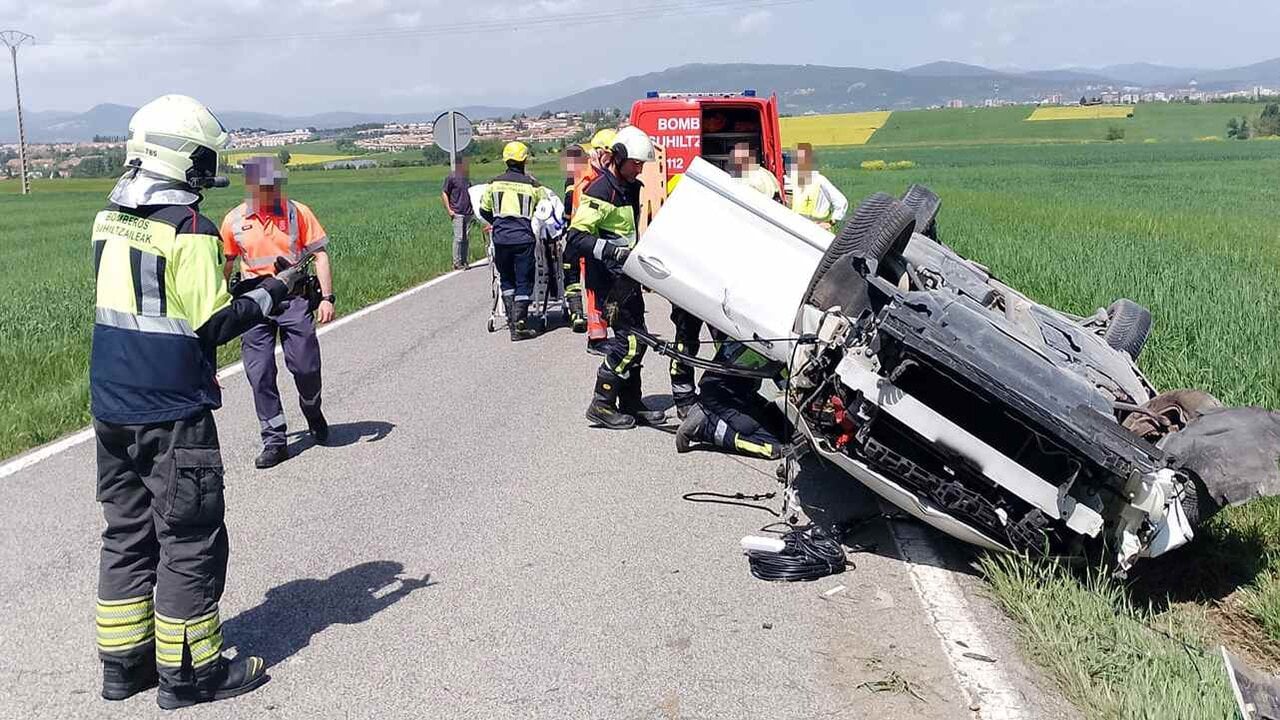 Impactante accidente en Navarra: un vehículo vuelca y su conductor acaba hospitalizado