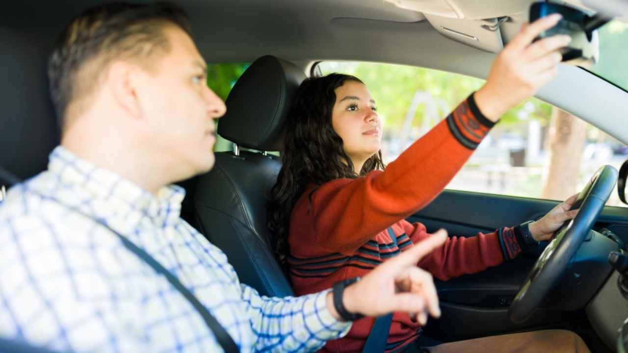 El gran cambio que llega al carnet de conducir: los jóvenes podrán sacárselo desde los 17 años