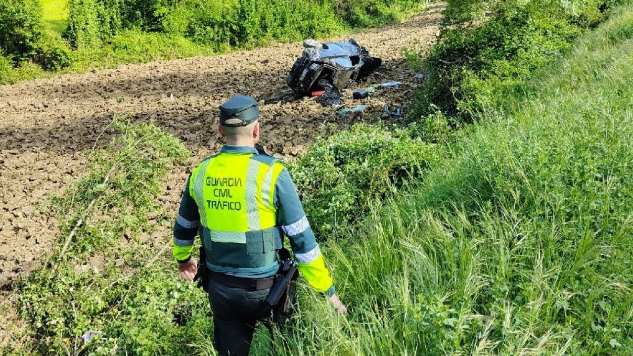 Un joven de 27 años, herido grave tras salirse de la vía en Navarra y despeñarse con su coche de madrugada