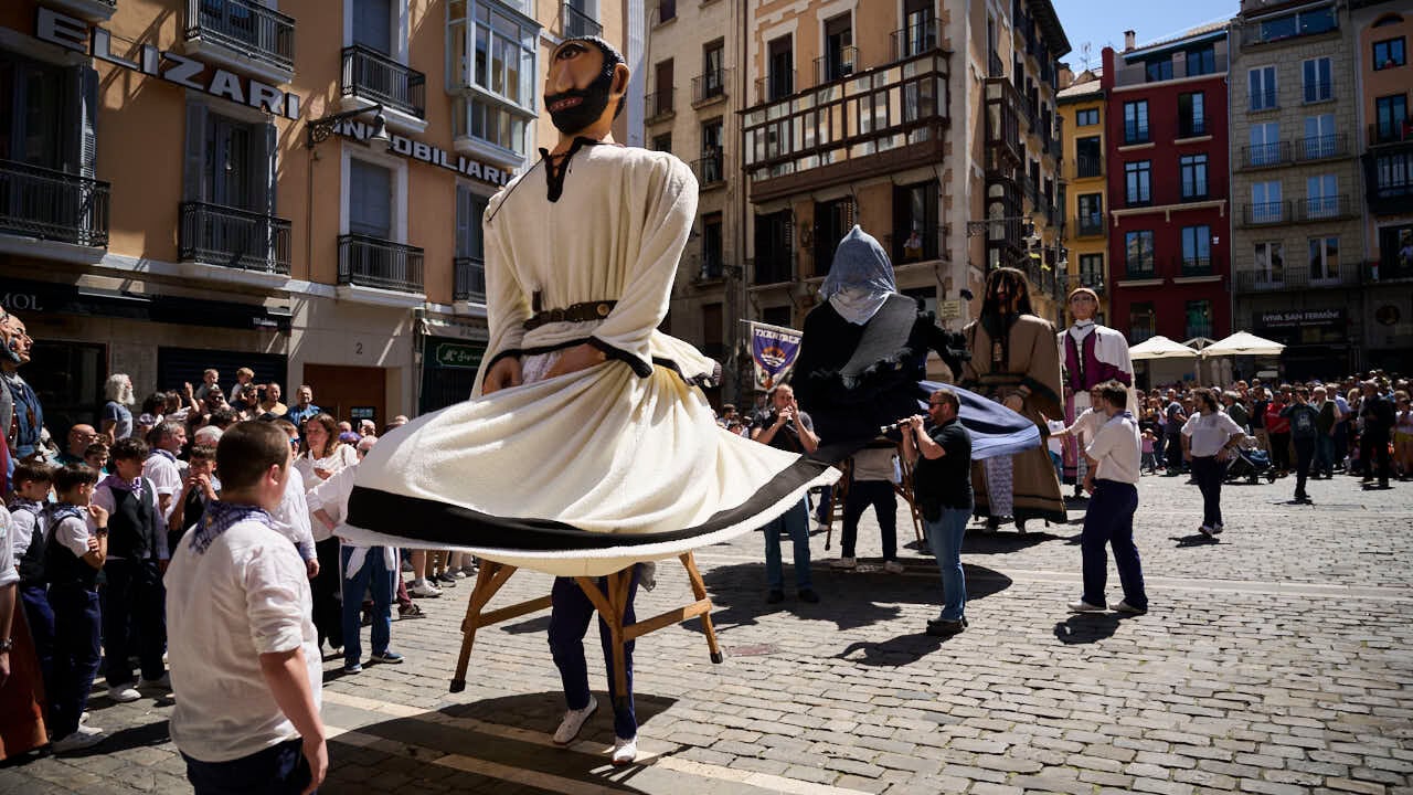 El alcalde de Pamplona, Joseba Asiron, junto a miembros de la Corporaci&oacute;n municipal, recibe a los mayordomos y mayordomas del barrio de Txantrea. PABLO LASAOSA