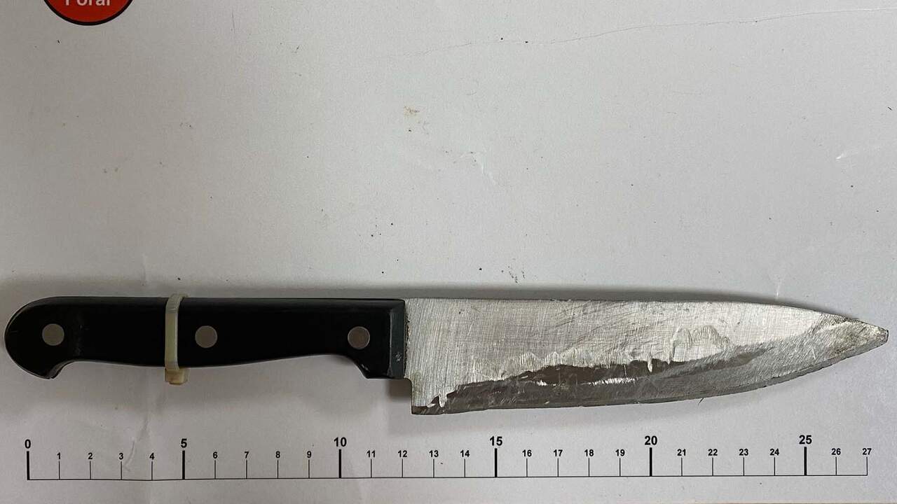 Un joven armado con un cuchillo siembra el miedo en Pamplona y obliga a varios vecinos a refugiarse en un bar