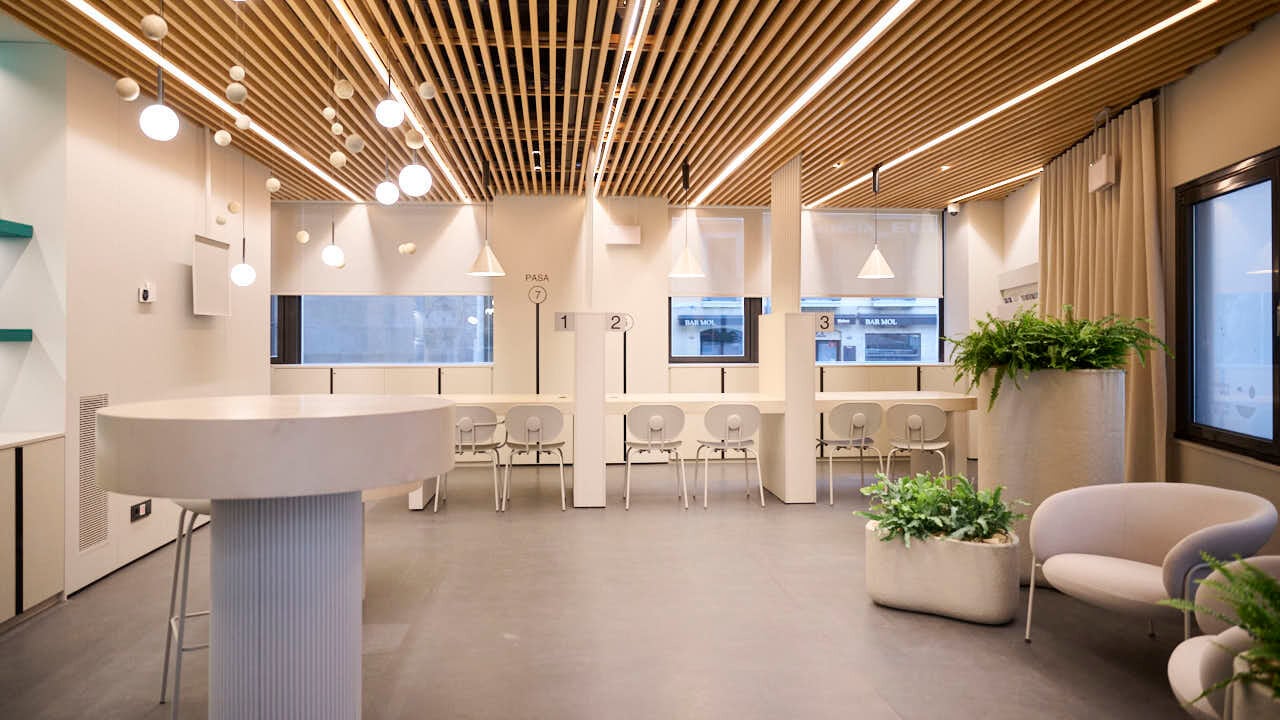 La Comisi&oacute;n de Presidencia del Ayuntamiento de Pamplona visita la Oficina de Turismo de la calle San Saturnino, donde desde principios de a&ntilde;o se est&aacute;n llevando a cabo unas obras de reforma de su espacio interior. PABLO LASAOSA