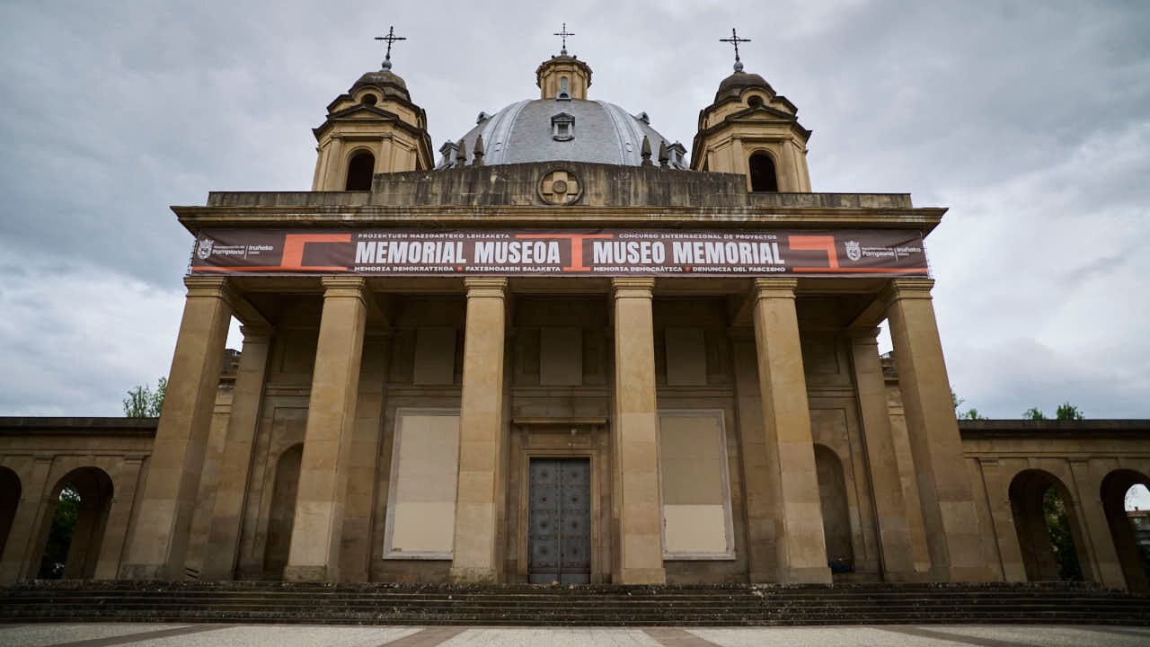 El futuro del Monumento a los Caídos de Pamplona entra en una fase decisiva con dos propuestas sobre la mesa