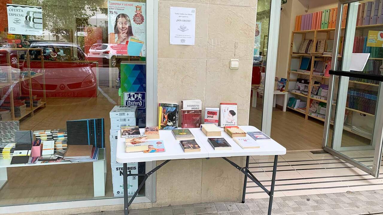 La tienda de Pamplona que regala libros en la calle “para darles una segunda oportunidad