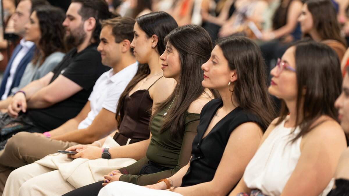 Lleno a rebosar en la UPNA: más de 2.000 personas arropan a los estudiantes que terminan sus másteres