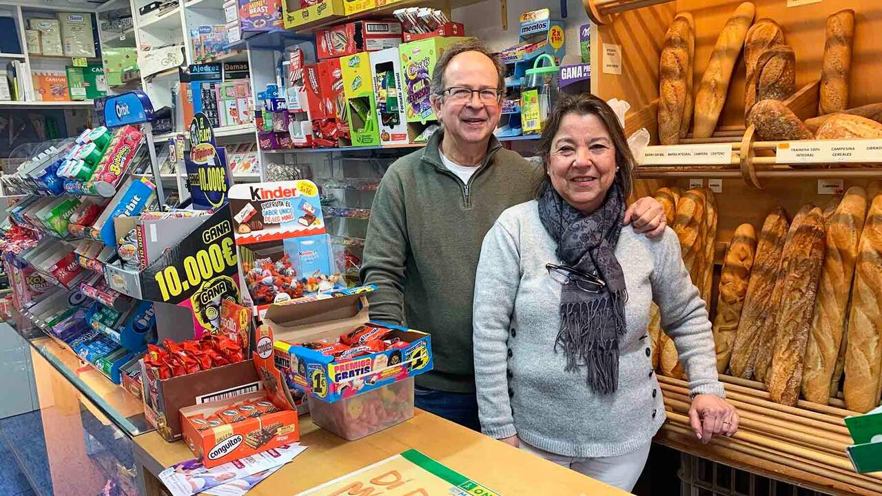 La pareja que mantiene su humilde tienda de barrio de toda la vida: “Me piden hasta esmalte de uñas”