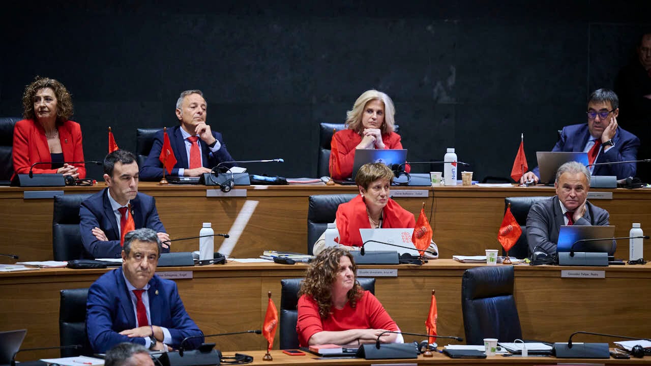 Chivite vuelve a colocarse del lado de sus socios de Bildu en un colorido debate por la Transitoria Cuarta