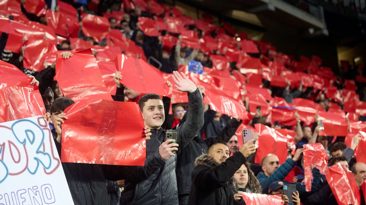La grada del estadio de El Sadar durante el partido de La Liga EA Sports entre CA Osasuna y FC Barcelona disputado en Pamplona. I&Ntilde;IGO ALZUGARAY