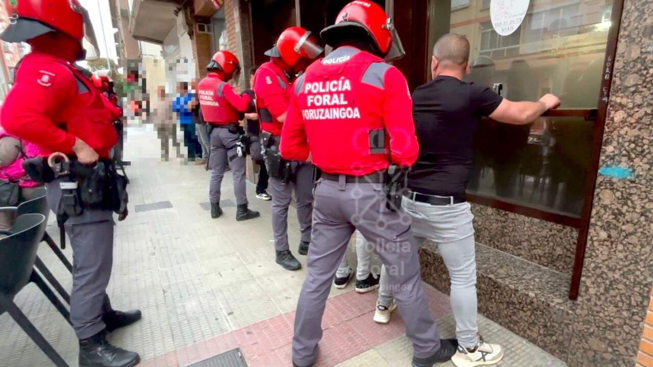 Drogas, armas prohibidas y ganzúas: el resultado de un operativo policial en bares de la Comarca de Pamplona