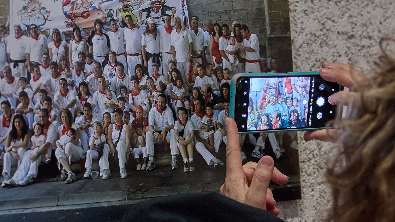 Exposici&oacute;n fotogr&aacute;fica de la Pe&ntilde;a Irrintzi en el Palacio Condestable de Pamplona con motivo de su 75 aniversario. I&Ntilde;IGO ALZUGARAY