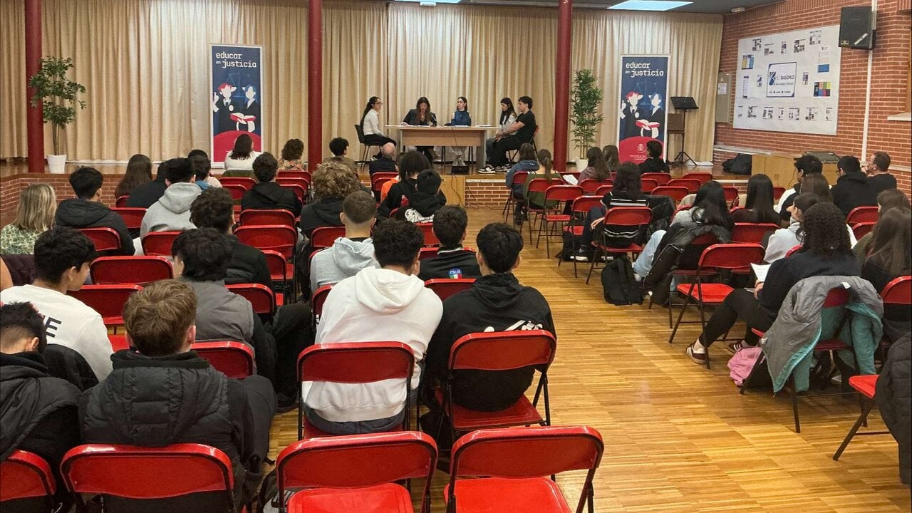 Los estudiantes de un instituto de Pamplona que han cambiado el aula por un juicio de menores