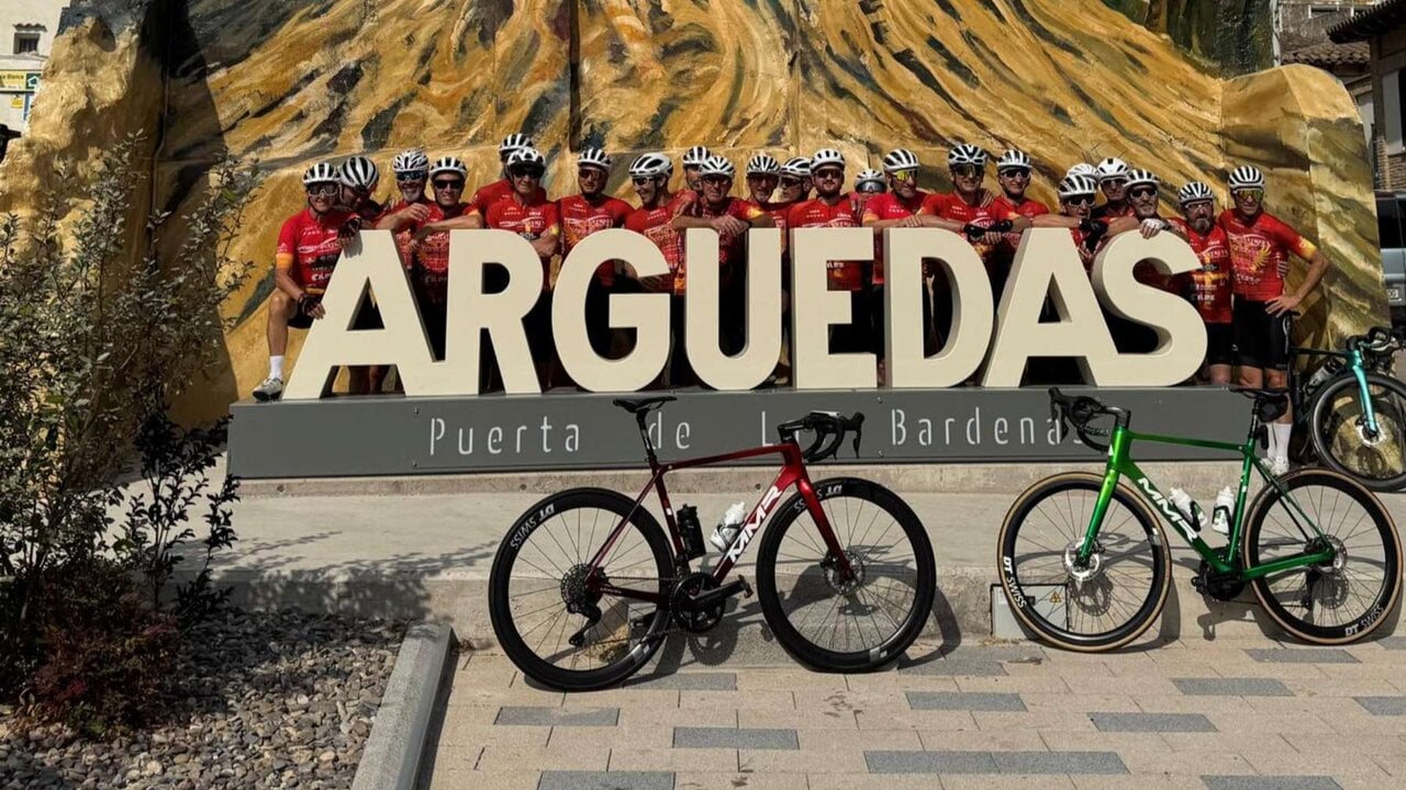 La gran cita ciclista y solidaria que llenará un pueblo de Navarra de música, camisetas rojas y ambiente
