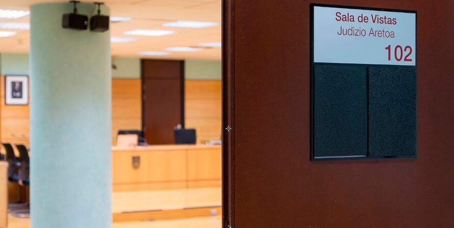 Madre e hijo, a juicio en Pamplona por captar a una menor con discapacidad por Facebook para abusar de ella