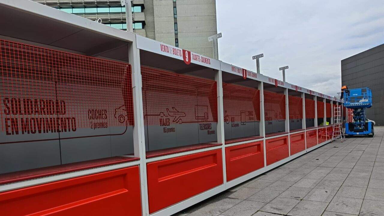 Instalación de la Tómbola de Cáritas en la plaza de Baluarte. NAVARRA.COM