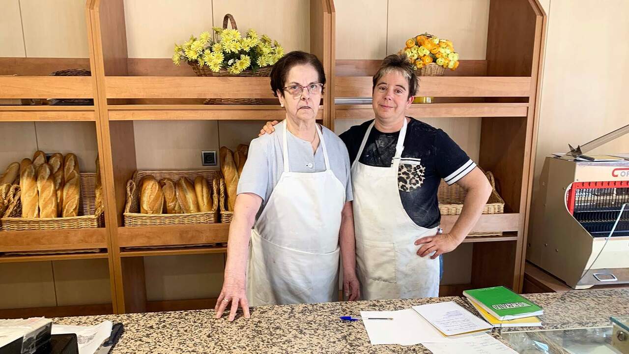 Madre e hija en la panadería centenaria de un pueblo de Navarra: “Seguimos repartiendo el pan casa por casa cada día”
