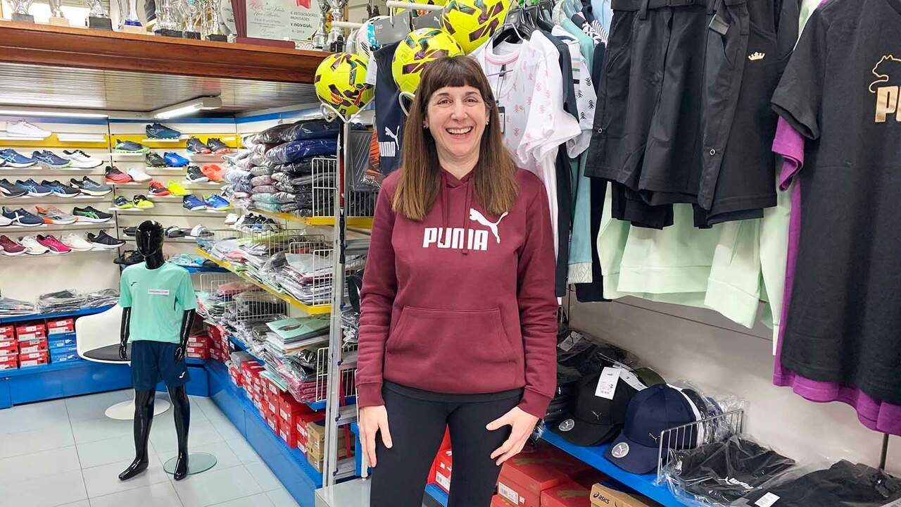Achen, la navarra que mantiene viva la primera tienda de deporte de Tafalla: “Nos defendemos con los trofeos”