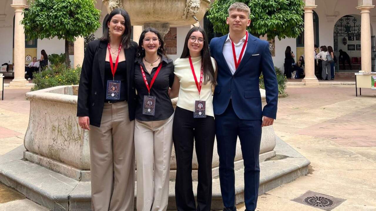 Los estudiantes de Navarra que han viajado a Córdoba para debatir sobre una pregunta que preocupa a muchas familias