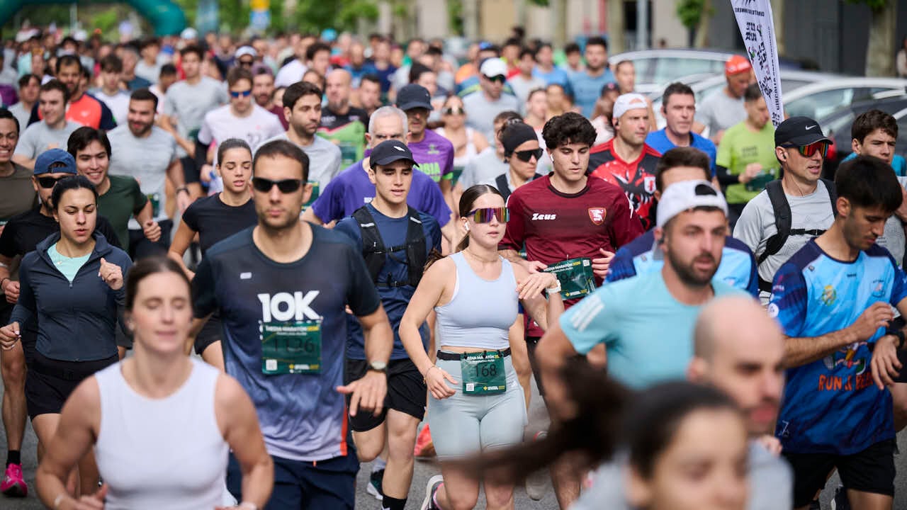 Miles de personas corren en la Media marat&oacute;n de Pamplona. PABLO LASAOSA