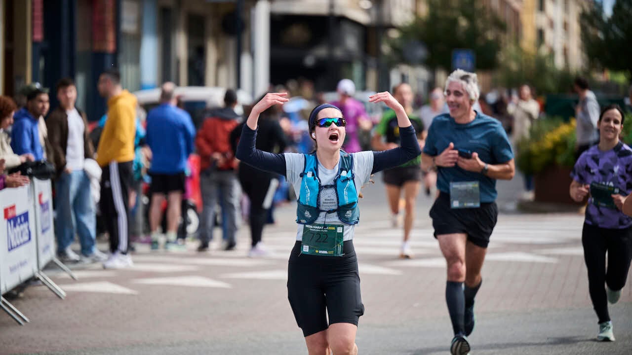 Miles de personas corren en la Media marat&oacute;n de Pamplona. PABLO LASAOSA
