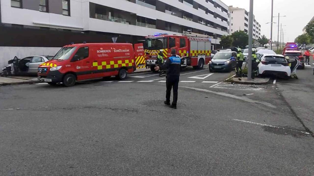 Aparatoso accidente con heridos en Mutilva: un coche termina contra un muro y otro subido en la mediana