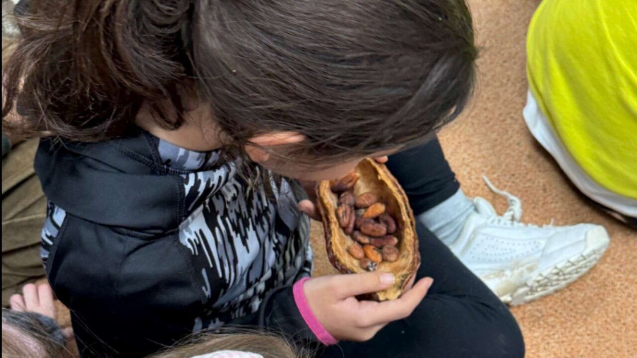El chocolate que ha recorrido cinco localidades de Navarra para hablar de consumo justo y mundo rural