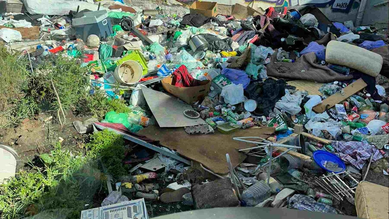 Restos de basura en la antigua ikastola Jaso. NAVARRA.COM