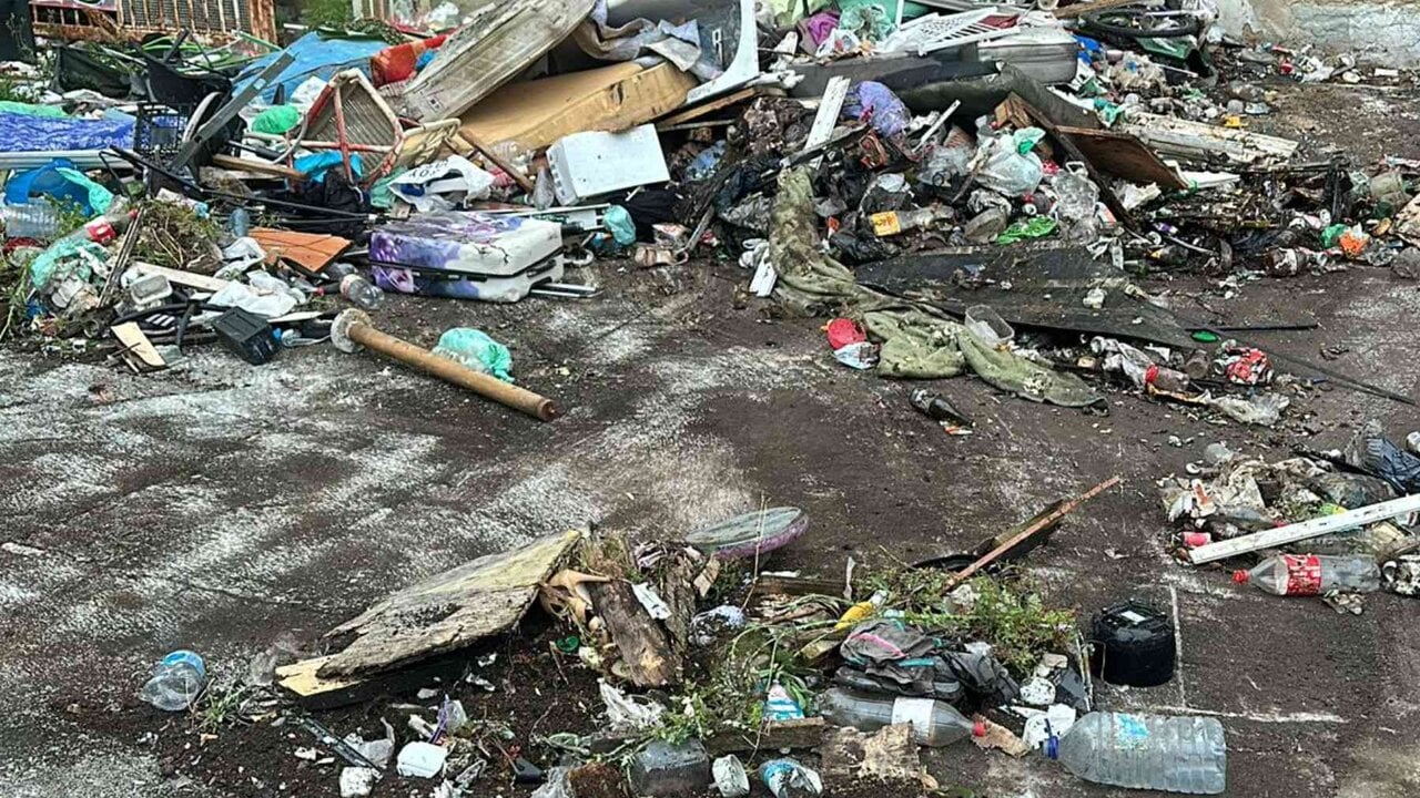 Restos de basura en la antigua ikastola Jaso. NAVARRA.COM