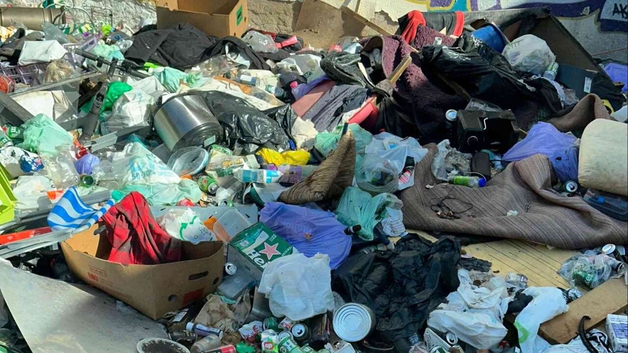 Restos de basura en la antigua ikastola Jaso. NAVARRA.COM