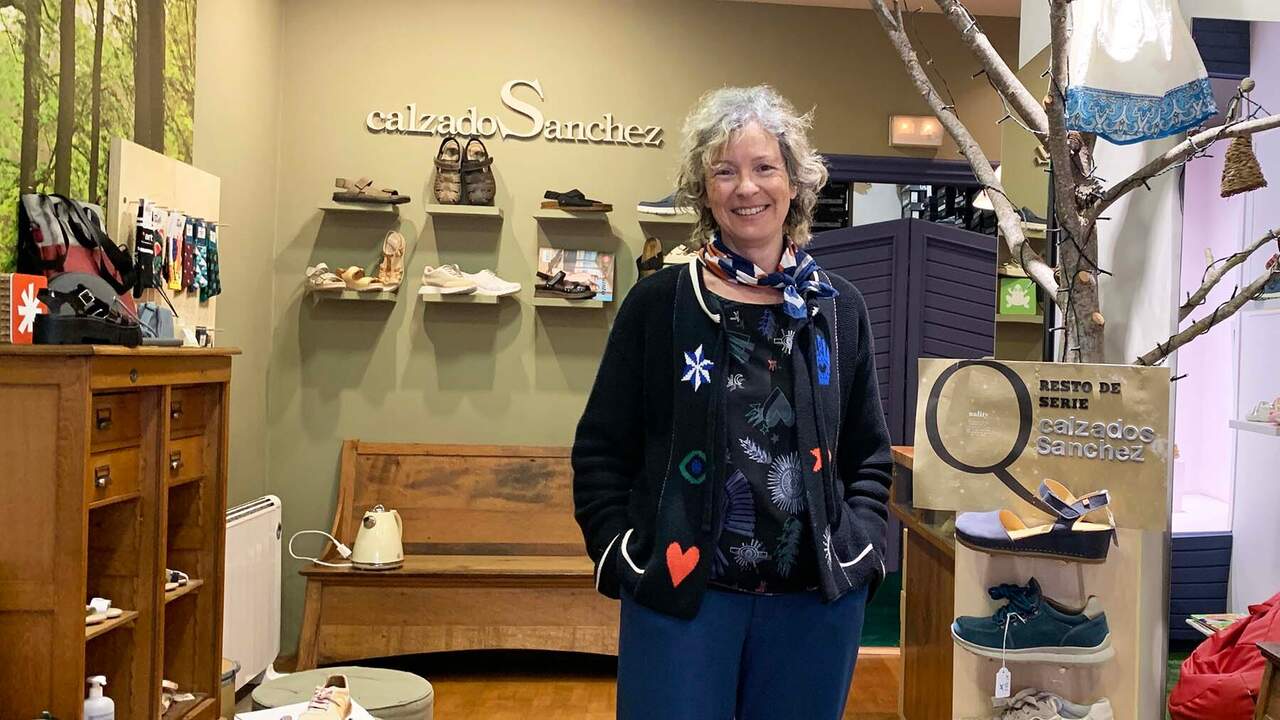 Mari Jose, en la tienda familiar que cumple 70 años en Tafalla: 