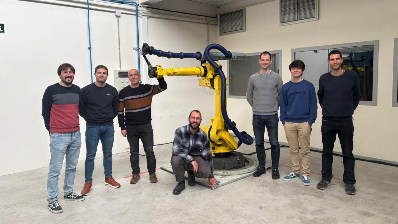 Volkswagen Navarra dona a la universidad dos brazos robóticos para investigación y formación