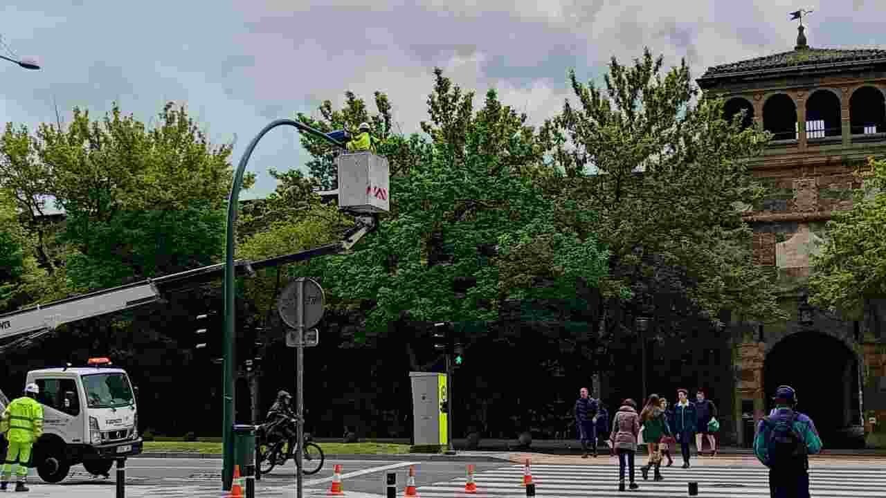 Un operario instalando el radar sobre el semáforo de la Avenida del Ejército. NAVARRA.COM