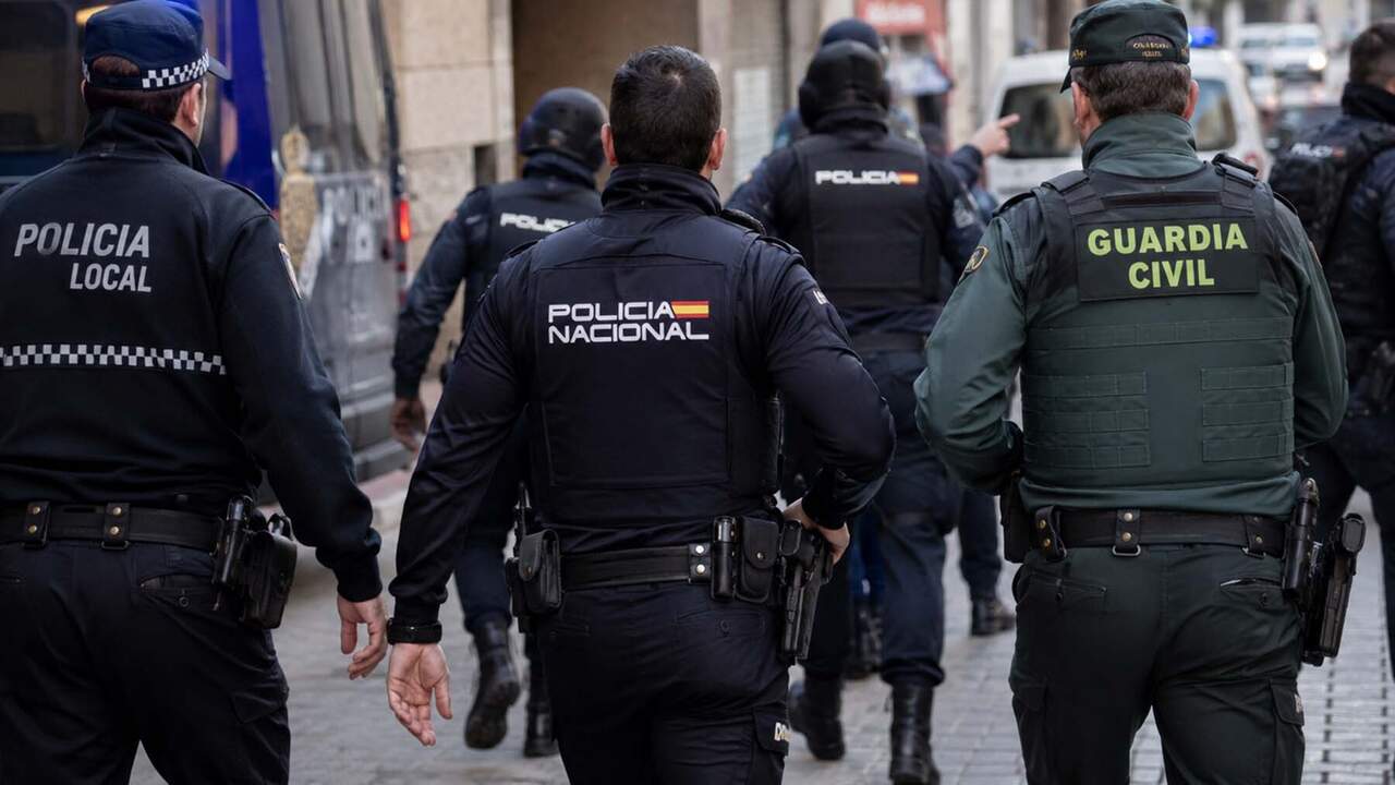 Un ex policía se enfrenta a 18 años de cárcel en Pamplona por someter a su familia a un régimen de terror y abusos