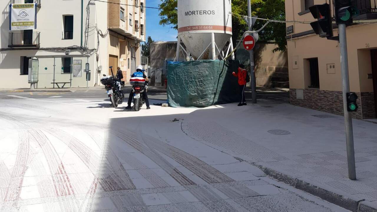 La Policía Local corta el tráfico en Tudela tras quedar una vía completamente cubierta de yeso