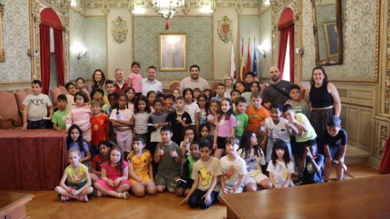 Los alumnos de un colegio de Tudela descubren los secretos del salón de plenos del Ayuntamiento