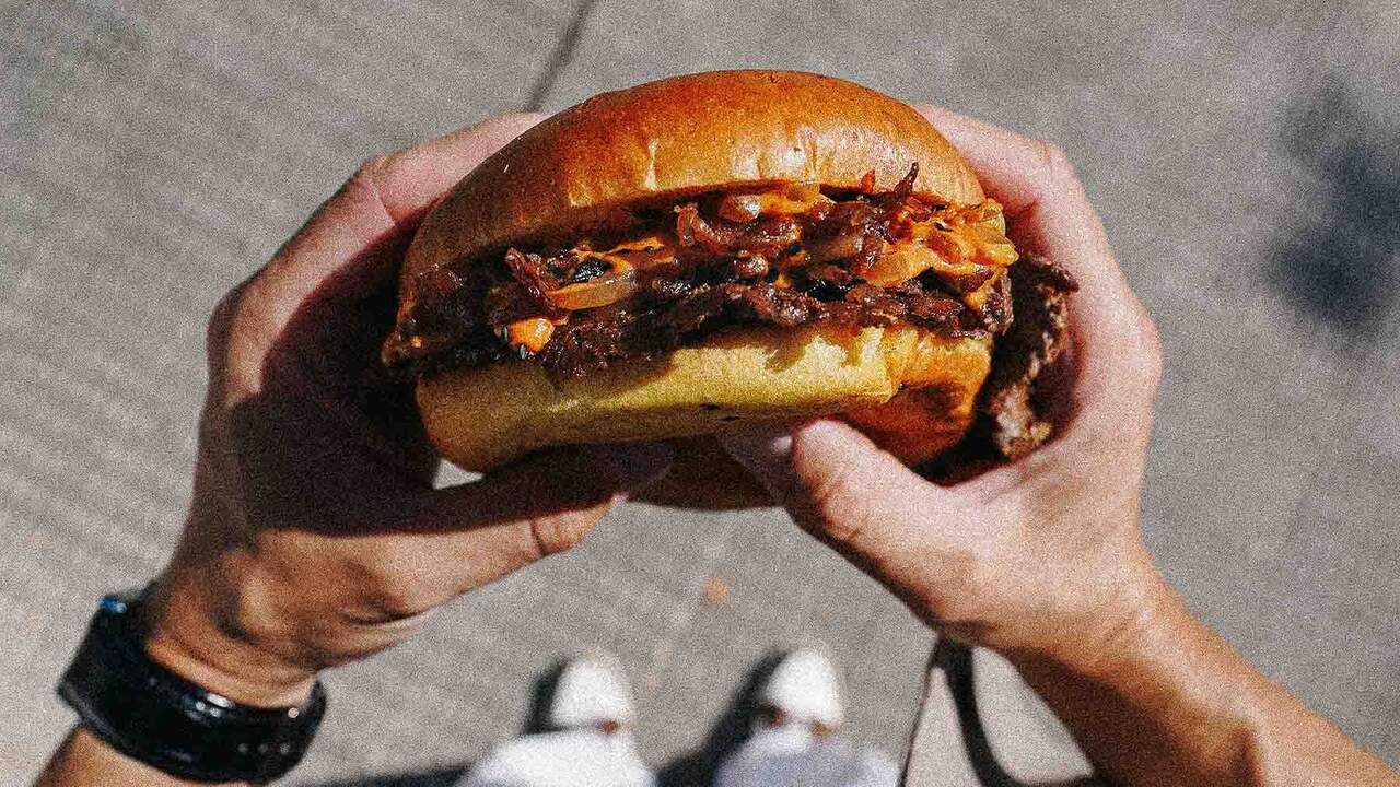 La nueva marca de hamburguesas que desembarca en Pamplona con pan propio y reparto muy rápido