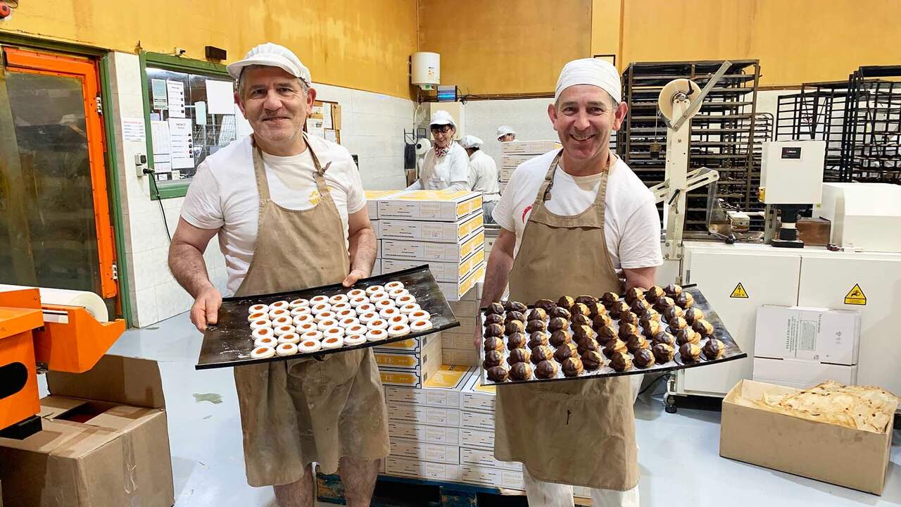 El obrador familiar al que muchos navarros acuden a por sus pastas y roscones cada día: “Es todo muy artesano”