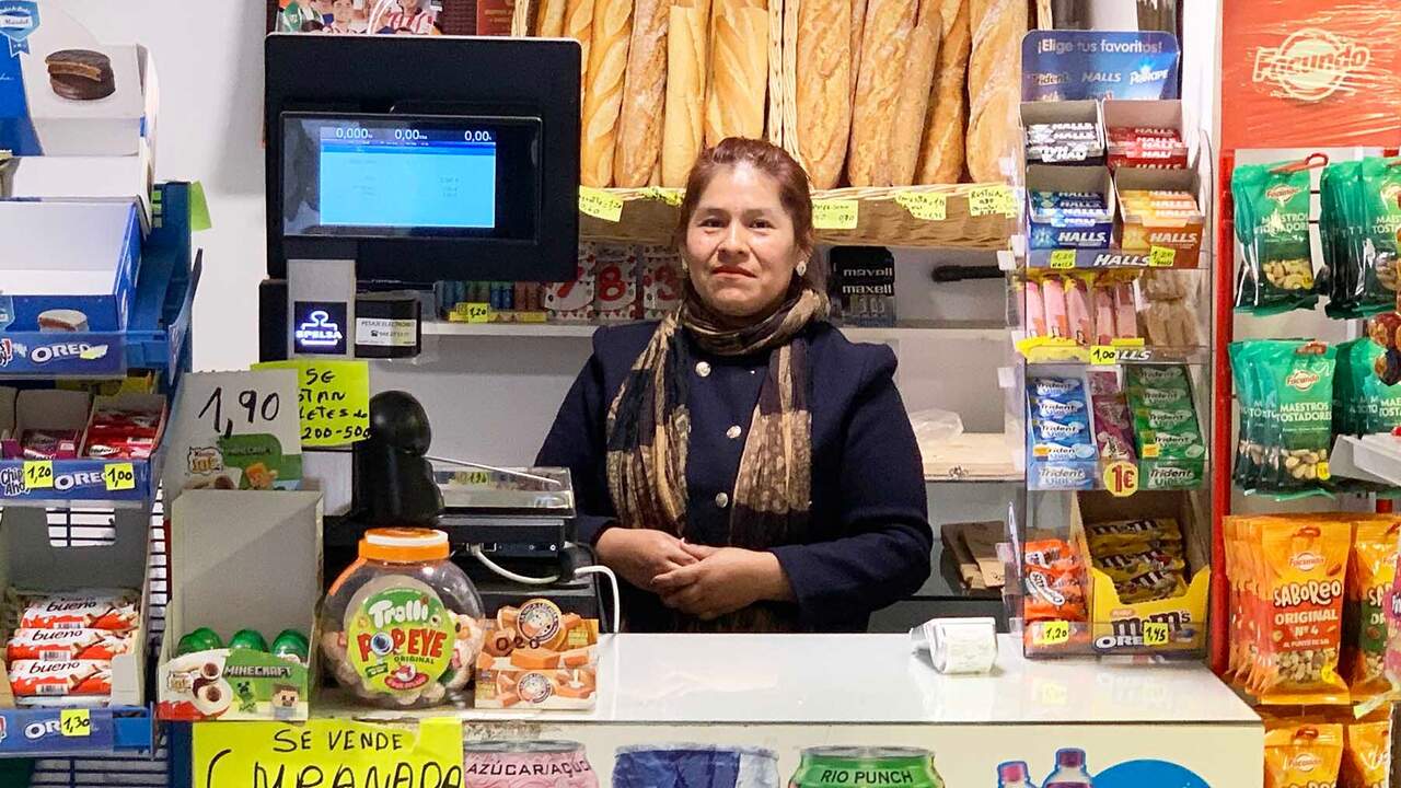 Cristina, en su tienda de alimentación en Pamplona por sus seis hijos: “Hay que seguir luchando por ellos”