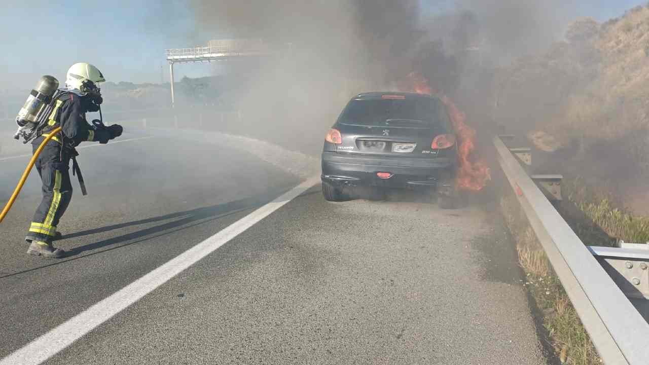 VÍDEO | Susto terrible en la AP-15 en Navarra: un coche sale ardiendo en plena autopista