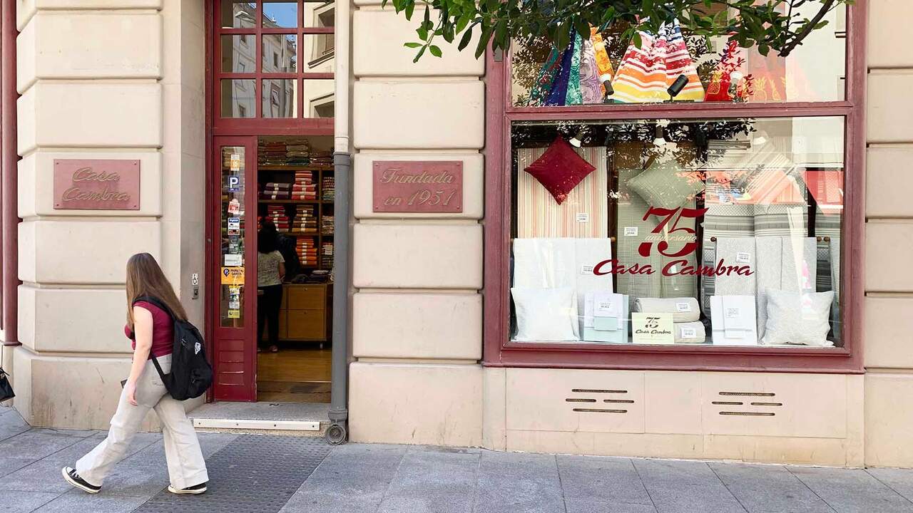 Fachada de Casa Cambra con el cartel del 75 aniversario en la calle Tafalla 13 de Pamplona. Navarra.com