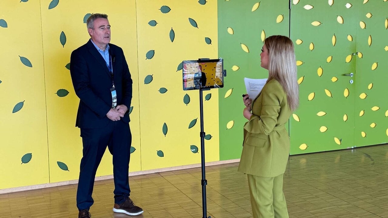 El director del Departamento Lumínico siendo entrevistado por la prensa del
comité poco después de su exposición.
