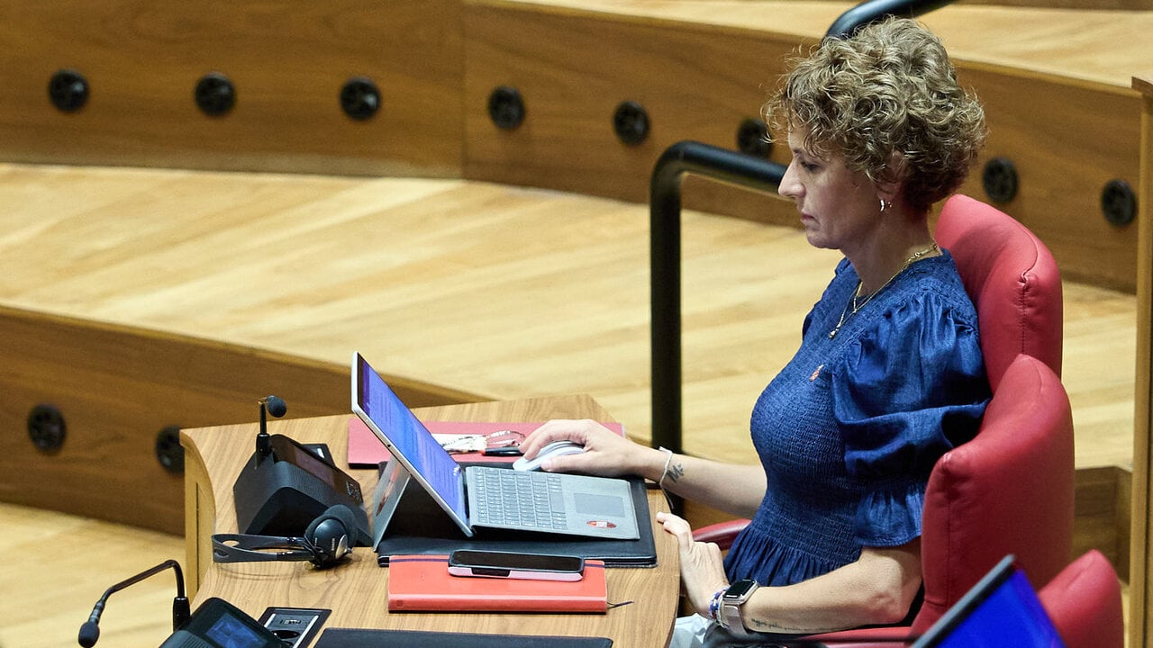 Chivite pasa de largo y se atrinchera en el silencio ante los escándalos de corrupción de Cerdán y el PSOE