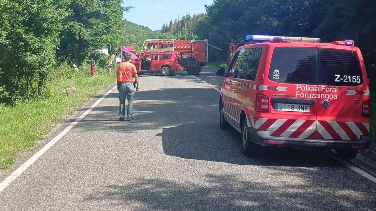 Cinco heridos en una salida de vía en Navarra: el coche ha acabado volcado y oculto entre la vegetación