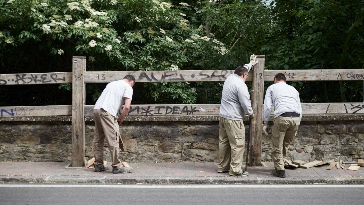 La primera pista de que San Fermín está a la vuelta de la esquina: el vallado del encierro vuelve a la calle