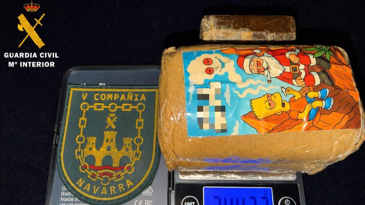 La Guardia Civil intercepta un coche en Navarra y descubre un paquete de hachís con una curiosa imagen