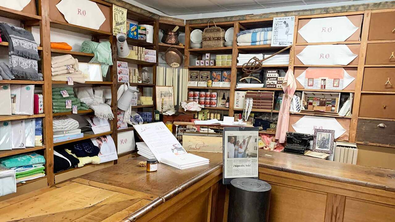 Interior de la tienda de ropa Goiburu en Aoiz. Navarra.com