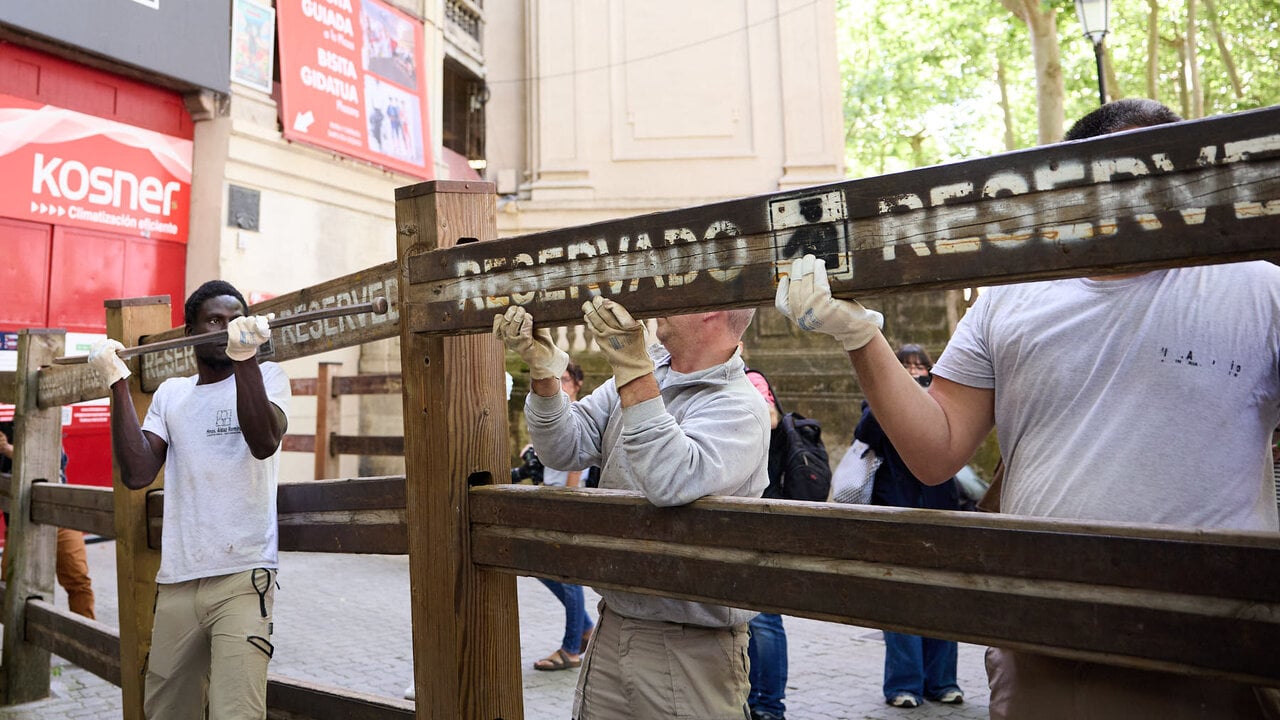Los carpinteros que montan el vallado del encierro de San Fermín pieza a pieza: “Es un orgullo verlo todo montado”