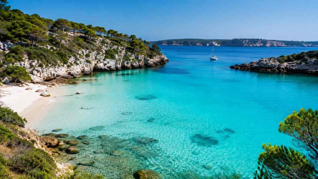 Vuelos directos a Menorca desde un aeropuerto a solo una hora de Pamplona